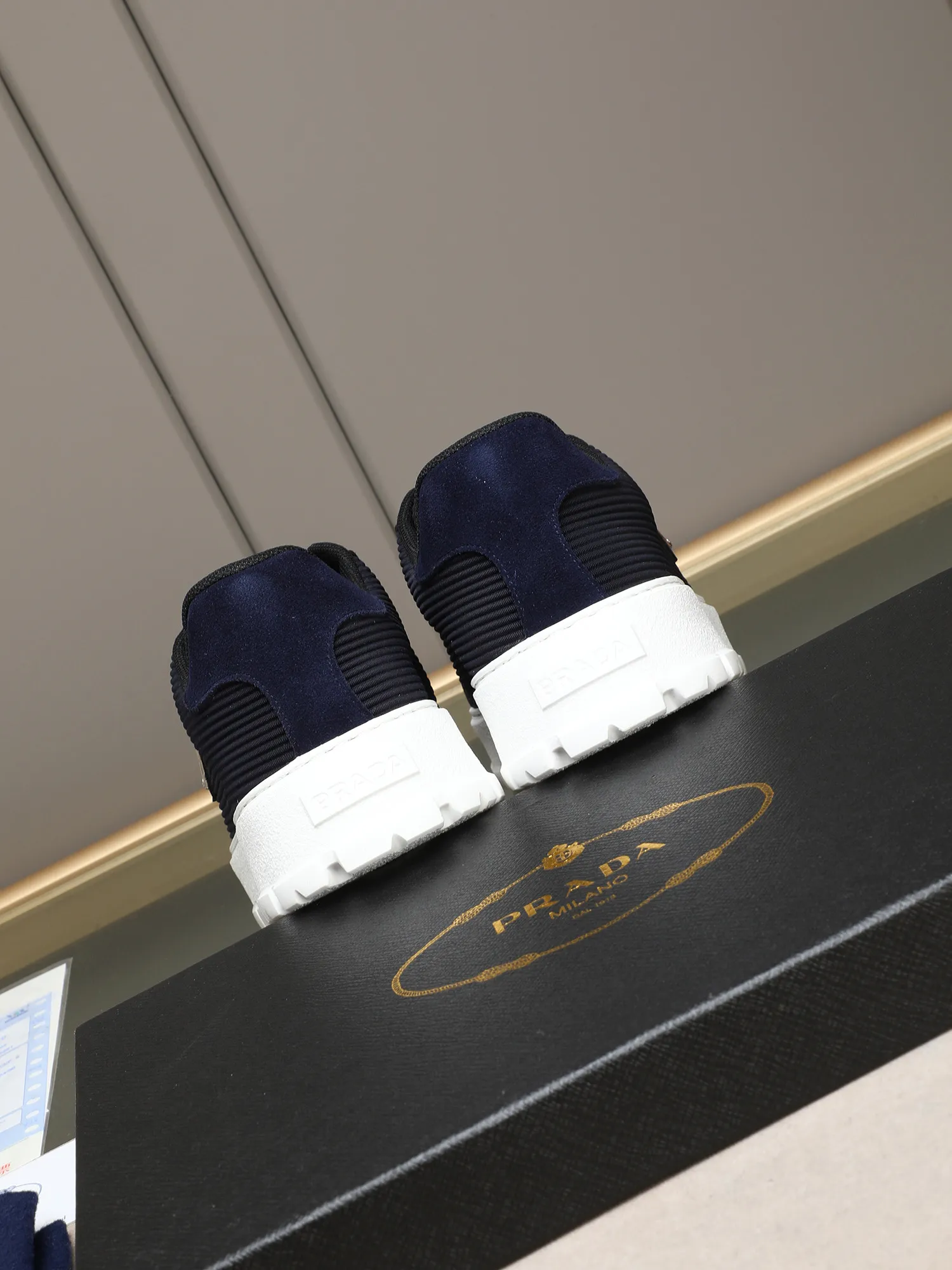 Men's Men's Shoes 💰440 Prada/Prada Men's new casual shoes, this sports shoe is made of imported calfskin upper with breathable mesh and breathable mesh lining. The foot pads are made of sheepskin, and the outsole is made of non-slip sports exclusive rubber outsole with logo. It feels good on the feet and is a fashionable item! Size: 38-44 (45 customized)